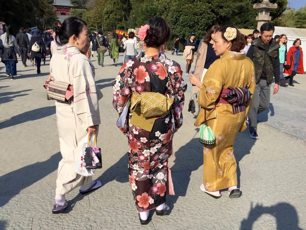 Tokio Tipps: Frauen im traditionellen Kostüm beim Tsurugaoka Hachiman-gū Schrein