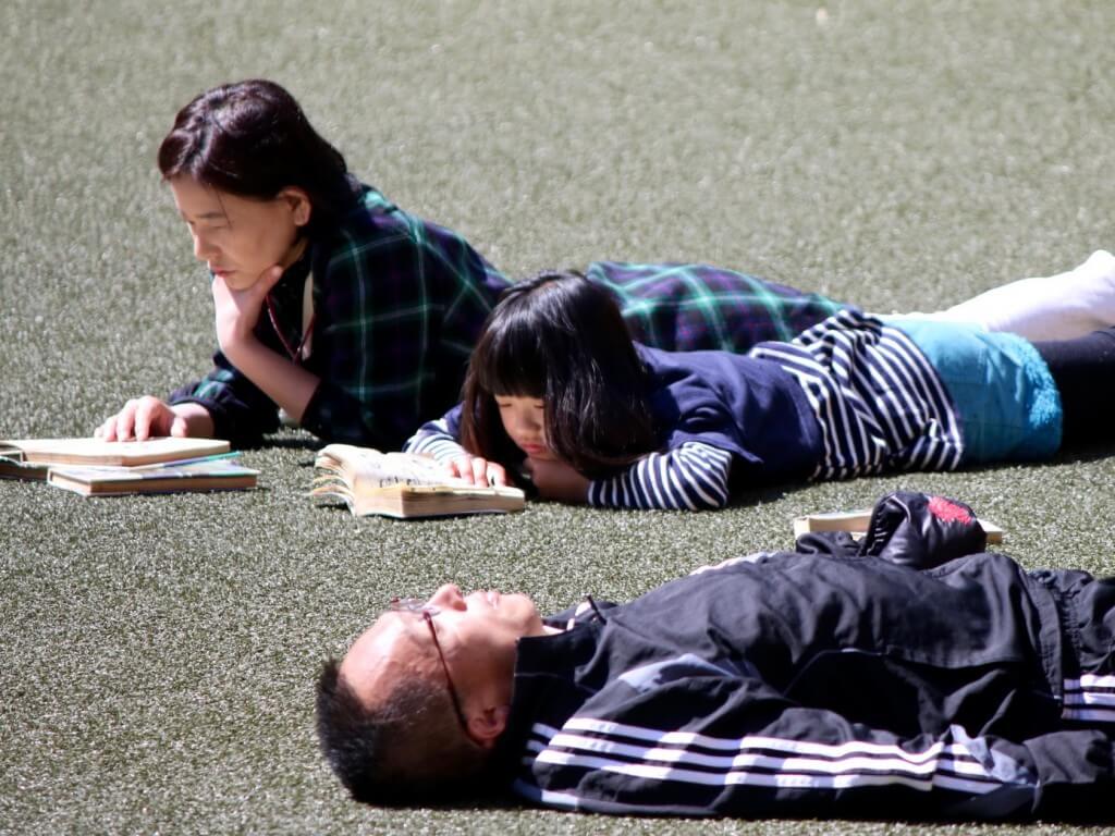 Reisetipps Kyoto: Mutter und Tochter beim Manga-Lesen