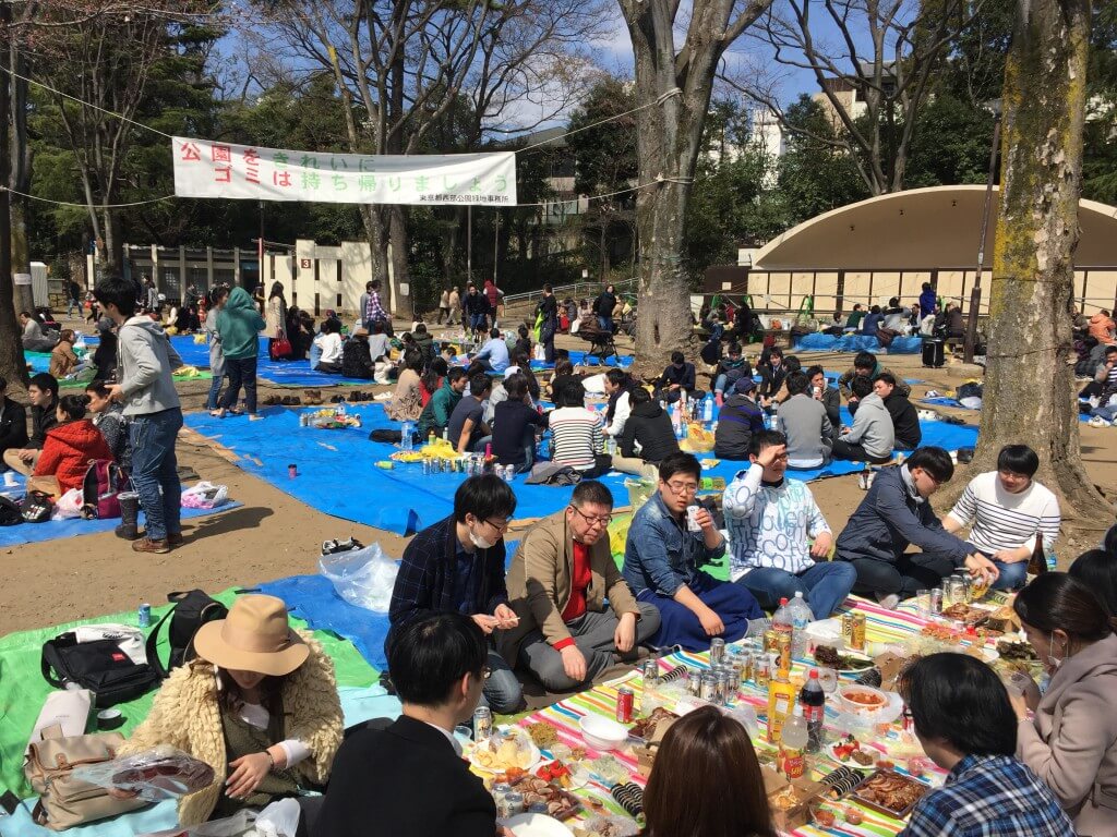 Japanischer Lifestyle: Picknicker im Inokashira-Park, Tokio
