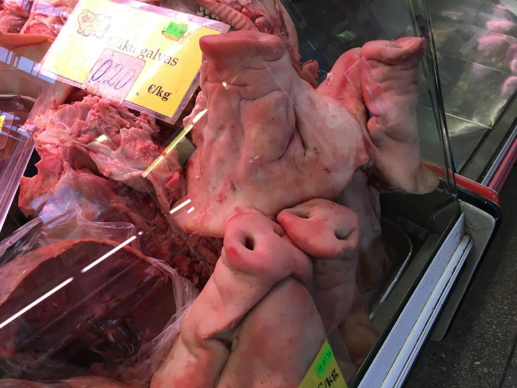 Reisetipps Riga: Schweinsköpfe am Zentralmarkt