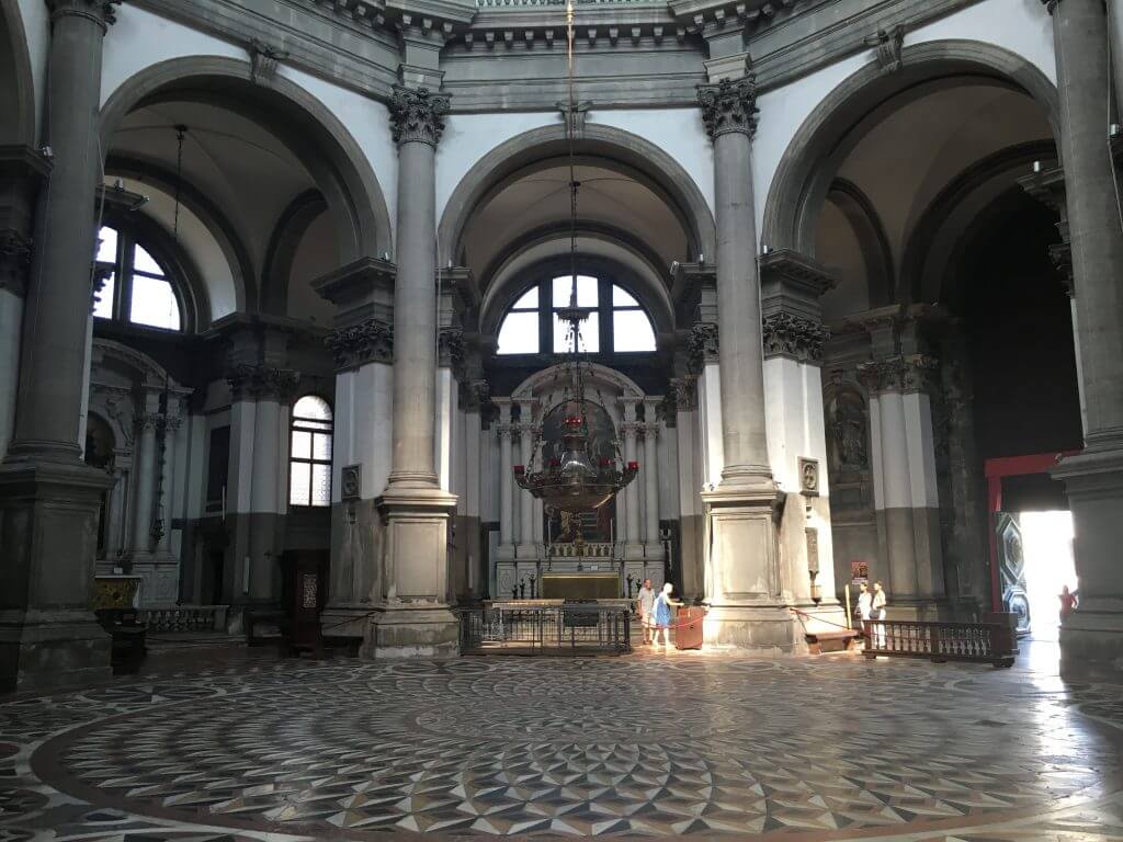 Kulturtipps Venedig: Kirchenschiff Santa Maria de la Salute