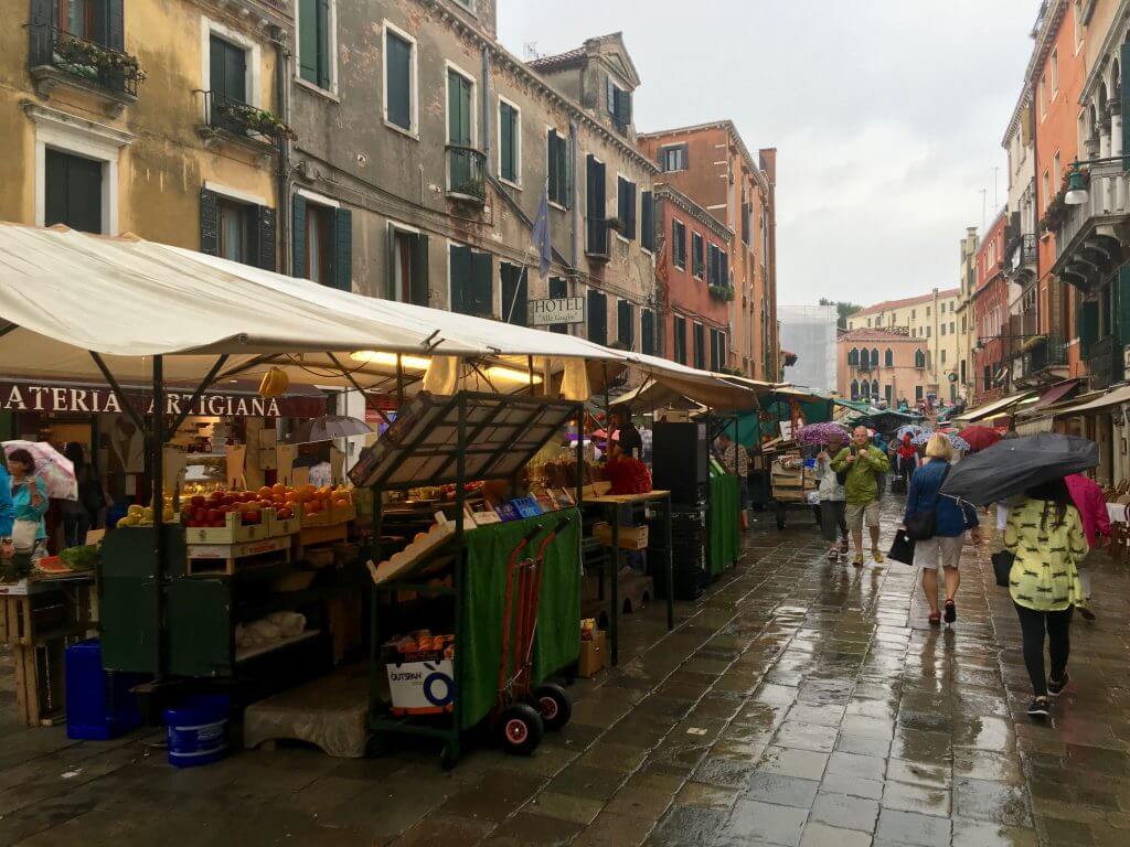Reisetipp Venedig: Markt in Cannaregio bei Regen