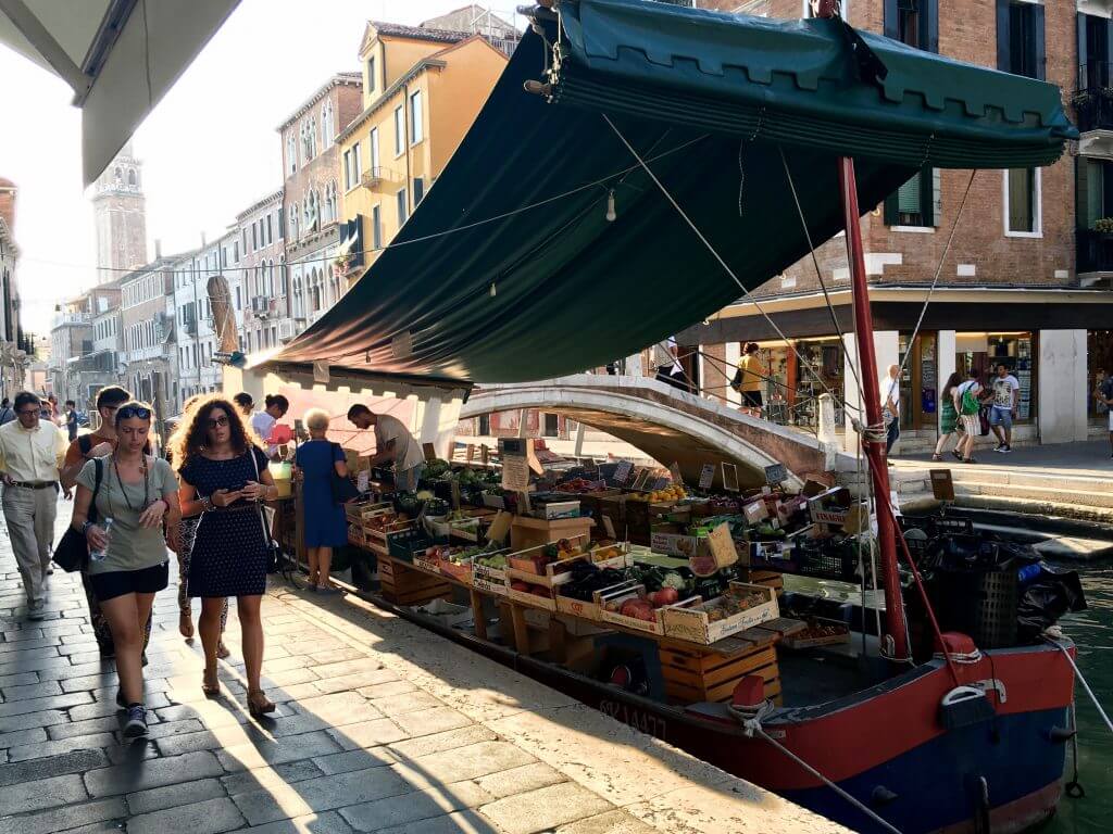 Reisetipp Venedig: Gemüsestand auf Boot in Dorsoduro