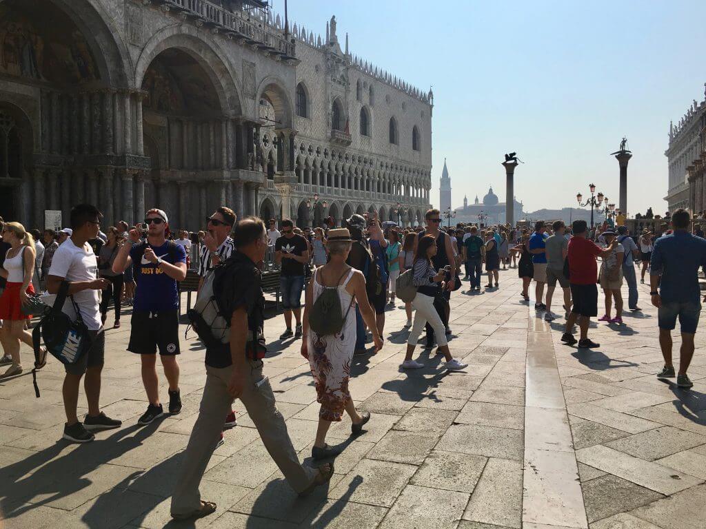 Reisetipp Venedig: Menschen vor der Markuskirche
