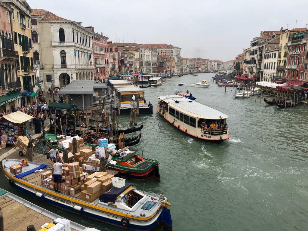 Reisetipp Venedig: Blick von der Rialtobrücke auf den Canal Grande