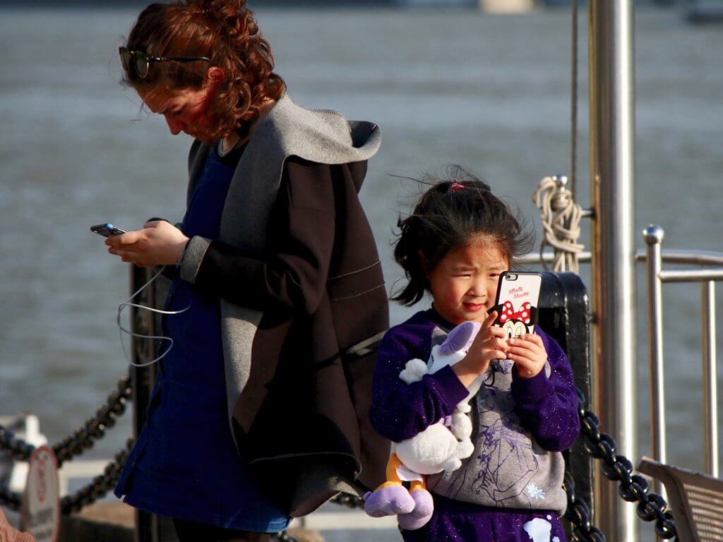 Erkenntnisse über China: Shanghai, Kind mit Handy