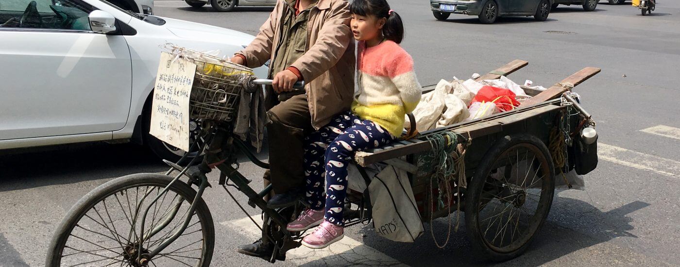 Erkenntnisse über China: Großvater mit Enkelin auf Fahrrad