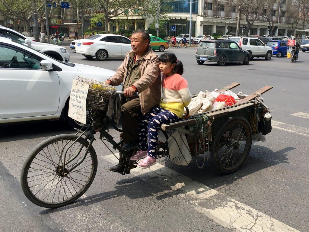 Erkenntnisse über China: Großvater mit Enkelin auf Fahrrad