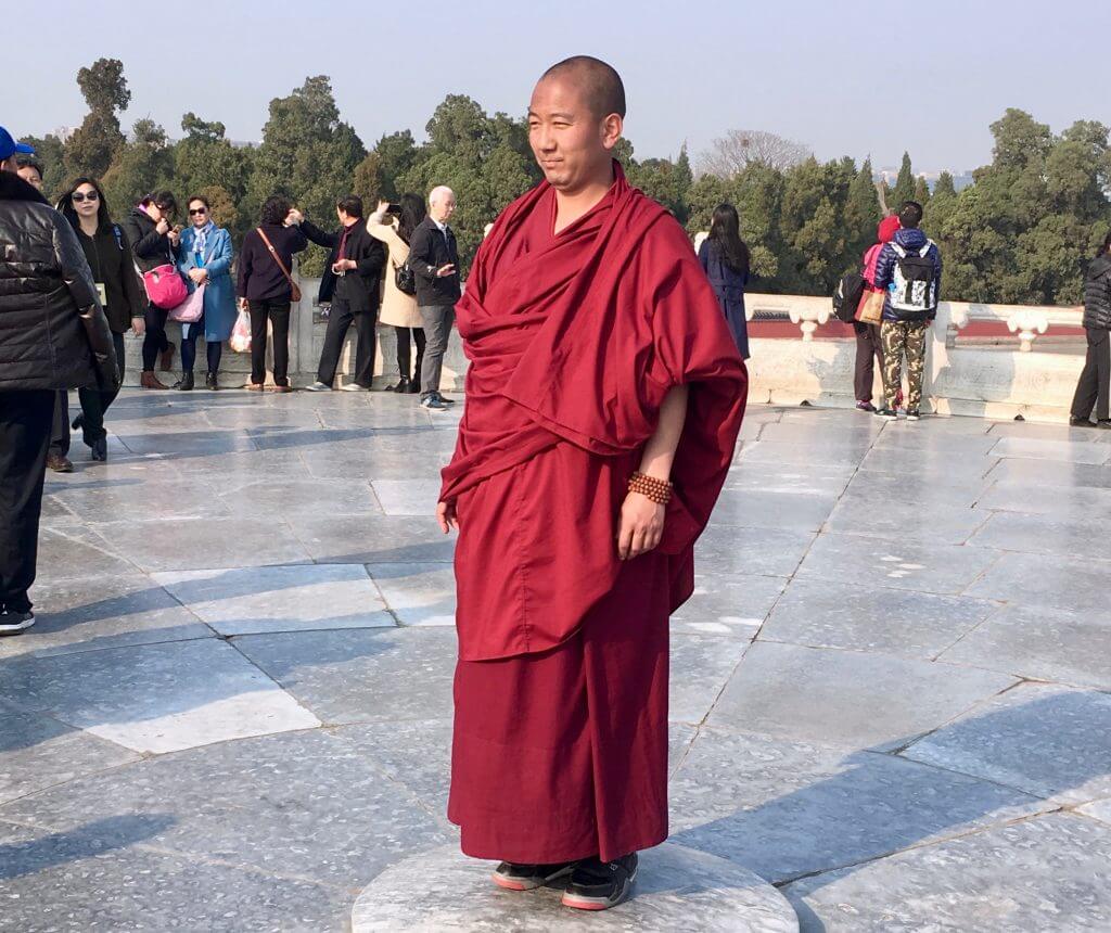 Eine Woche Peking: Mönch in roter Kutte