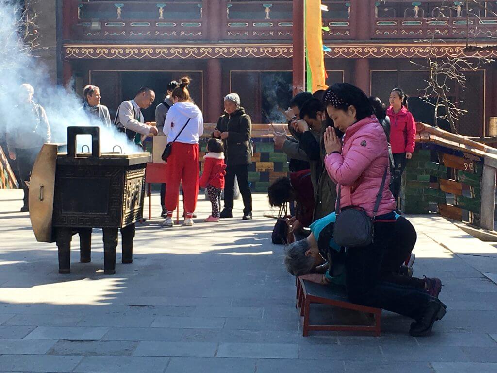 Peking Sightseeing Tipps: Betende im Lamatempel