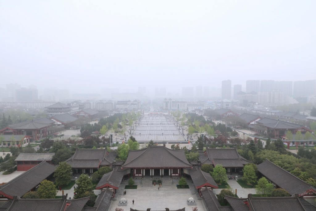 Reisetipp Xi'an: Blick von der Großen Wildganspagode bei Nebel