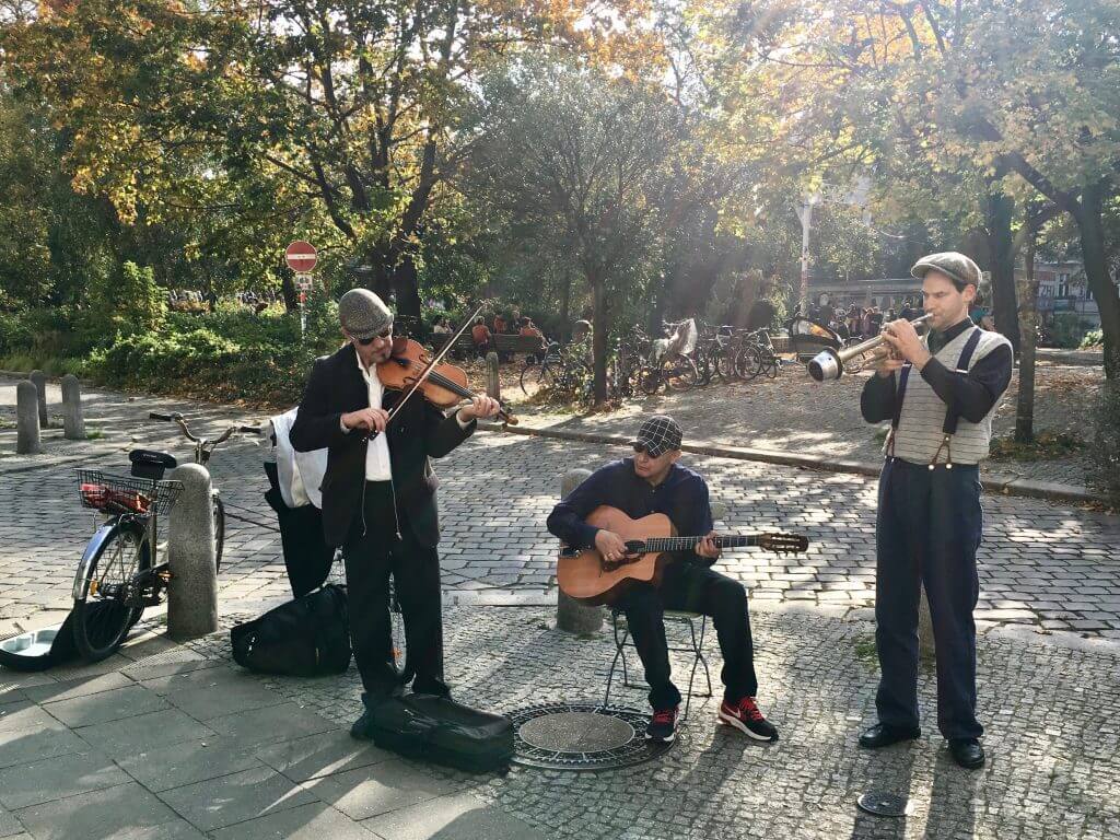 Sightseeing Tipps Berlin-Prenzlauer Berg: Musiker vor dem Helmholtzplatz