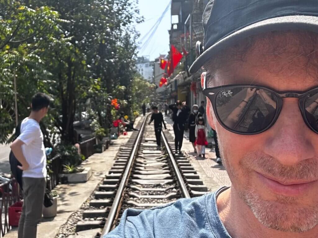 Ich auf der Train Street in Hanoi – Start meiner Sabbatical-Reise durch Asien