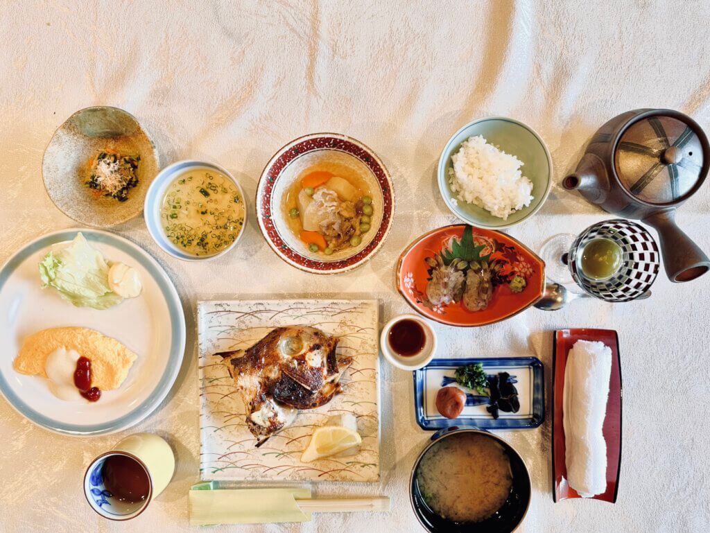 Japanisches Frühstück in einem Ryokan in Beppu mit Miso-Suppe, Reis, Gemüse und Fisch – Beispiel für die kleinen Besonderheiten auf meiner Sabbatical-Reise