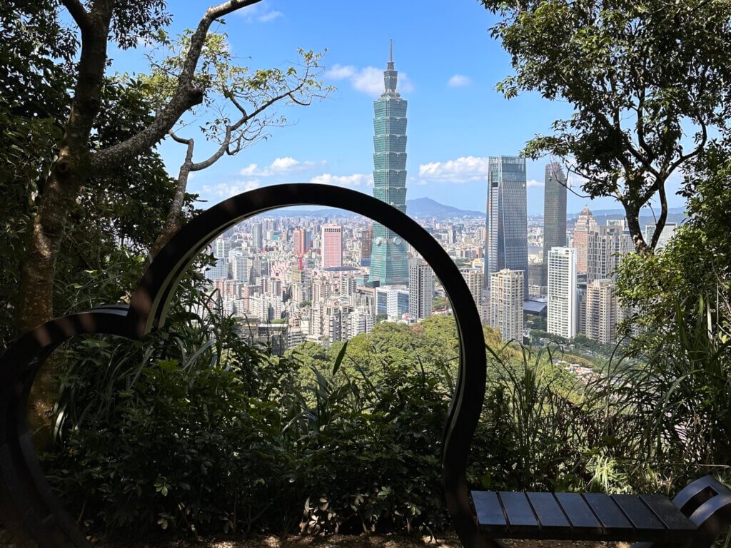 Blick vom Elephant Mountain auf Taipeh mit dem Taipei 101 – beliebter Aussichtspunkt mitten in der Stadt