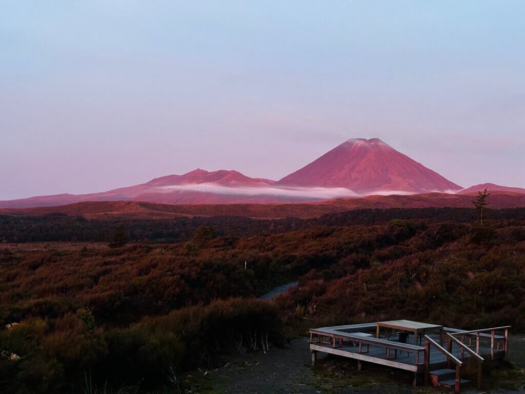 Blick auf den Vulkan Mount Ngauruhoe im Tongariro Nationalpark bei Sonnenuntergang, Neuseeland
