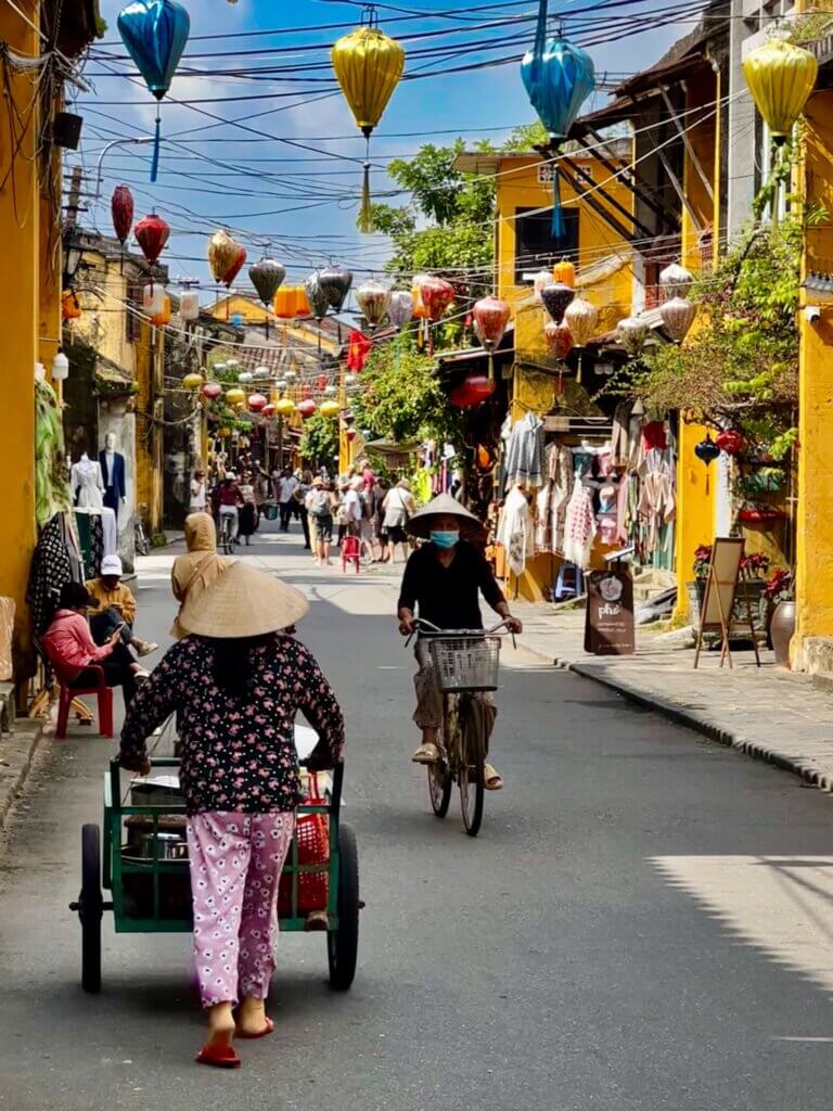 Altstadt von Hoi An, Vietnam: gelbe Häuser, Laternen und Fahrräder
