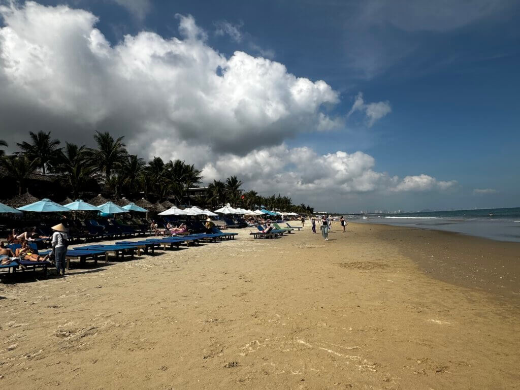 An Bang Beach bei Hoi An, Vietnam: breiter Sandstrand mit Sonnenliegen und Palmen – Ausflug