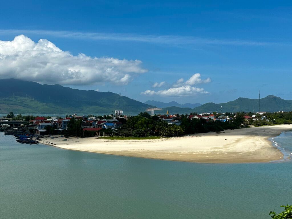 Lang Co Beach in Zentralvietnam: Strand, Meer und Berge auf der Route nach Hue