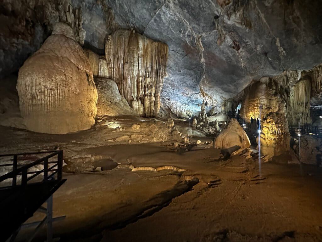 Paradise Cave im Phong Nha-Kẻ Bàng Nationalpark in Vietnam mit riesigen Stalagmiten und Stalaktiten, beleuchtet und auf Holzstegen begehbar
