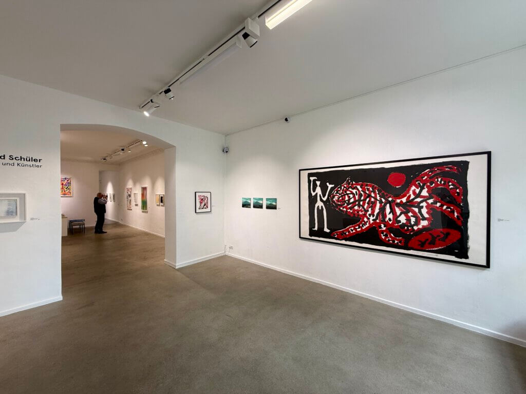 Innenansicht der Galerie ARTES Berlin in der Auguststraße mit zeitgenössischer Kunst, großformatigem Gemälde und Besucher in weißem Ausstellungsraum