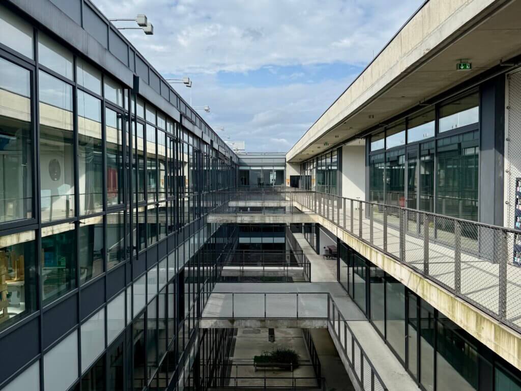 Innenansicht des Aufbau Hauses in Berlin-Kreuzberg mit moderner Glasfassade, offenen Etagen und kreativen Studios