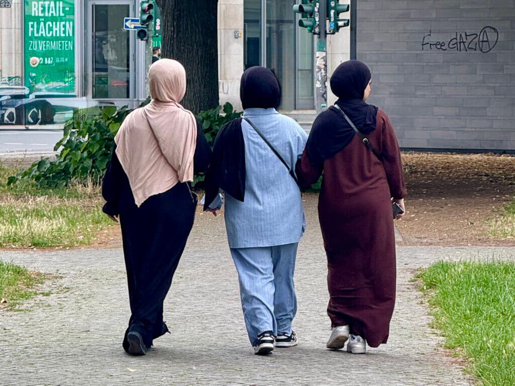 Kiezleben in Berlin-Kreuzberg – drei Frauen an der Oranienstraße in Berlin, multikulturelles Kreuzberg