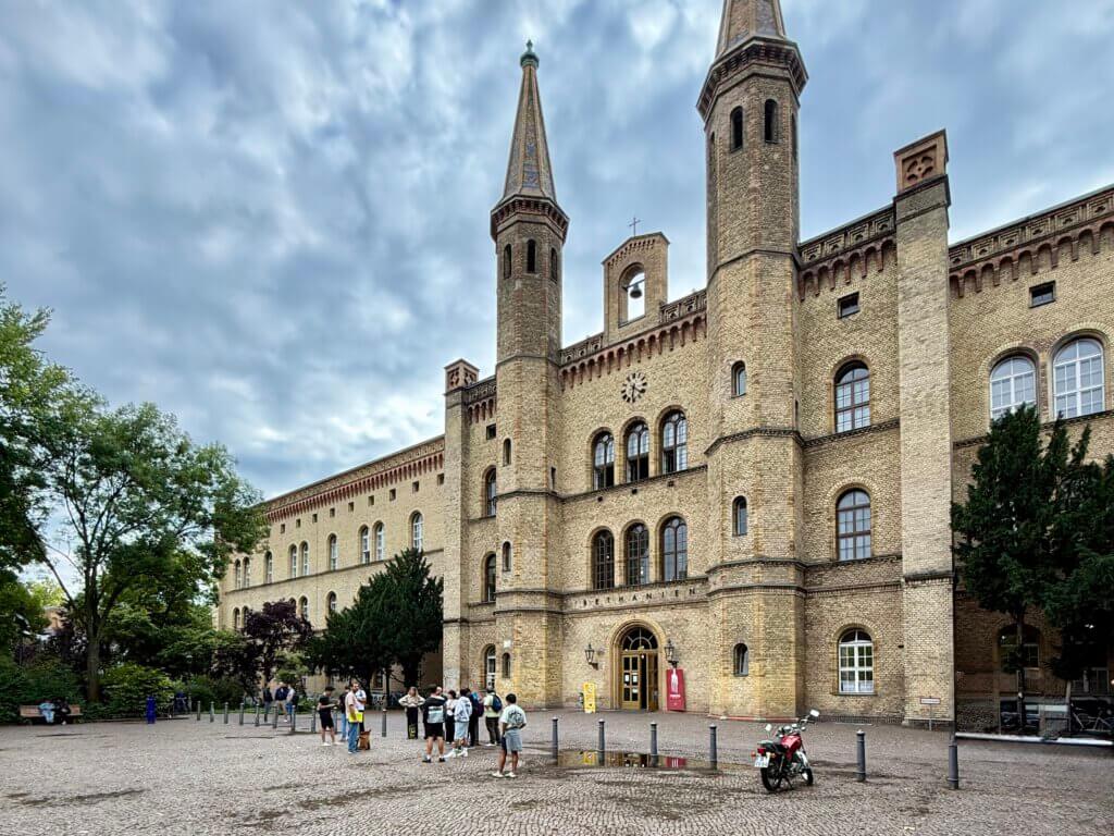 Außenansicht des Künstlerhaus Bethanien in Berlin-Kreuzberg, ehemaliges Krankenhaus und heutiger Kunstort