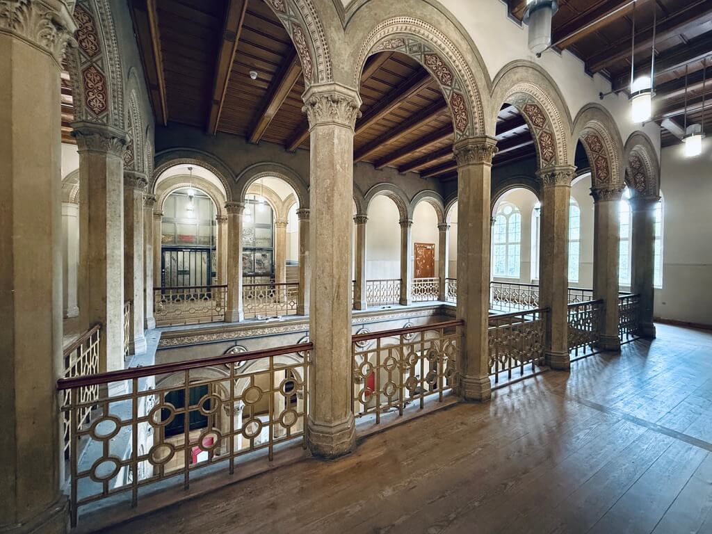 Innenansicht des Künstlerhaus Bethanien in Berlin – historische Architektur mit Rundbögen und Ausstellungsflächen