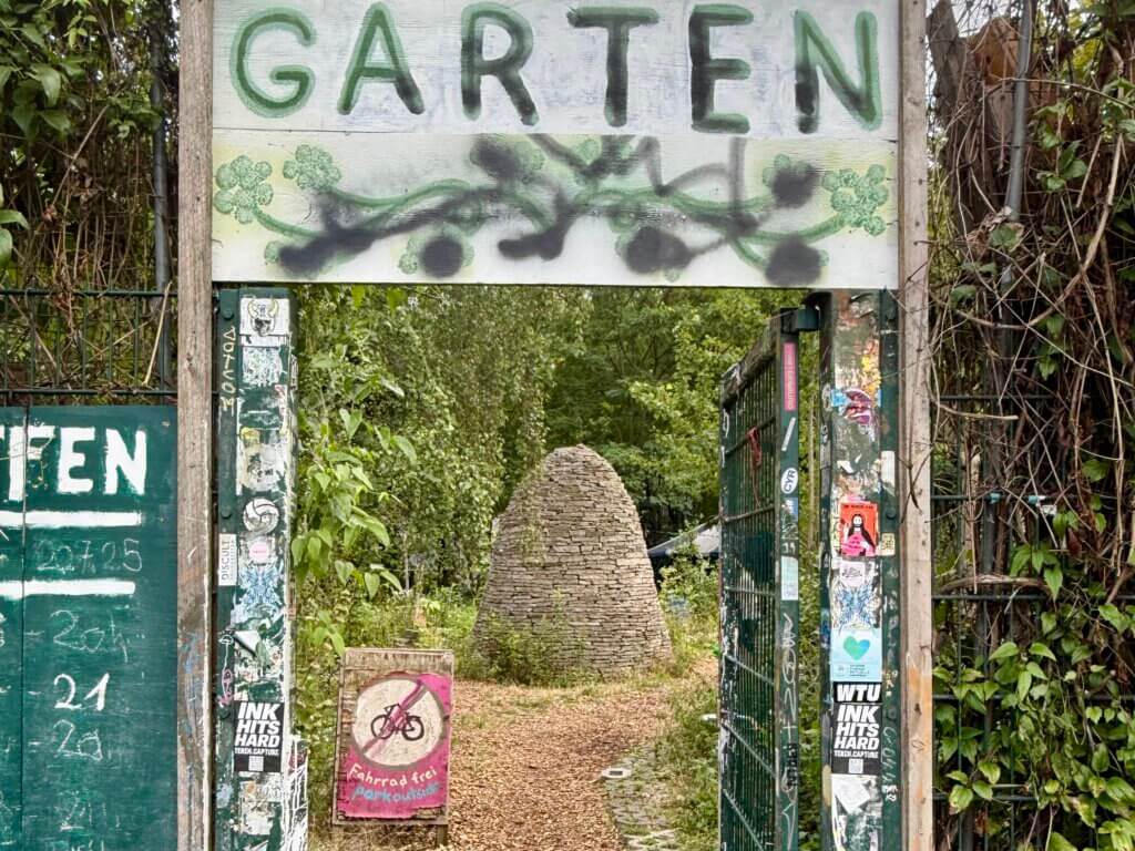 Eingang zum Prinzessinnengarten Berlin – Urban Gardening und grüne Oase am Moritzplatz in Kreuzberg