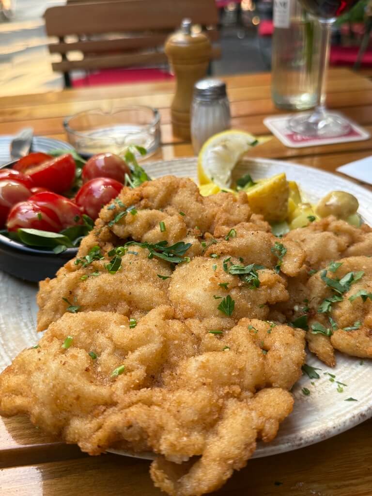 Deutsche Küche in Berlin genießen: Klassisches Schnitzel mit Kartoffelsalat im Restaurant Panther Kreuzberg