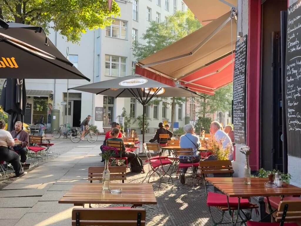Restaurant Panther Berlin-Kreuzberg – Außenterrasse mit schattigen Plätzen, ideal für ein entspanntes Abendessen im Sommer