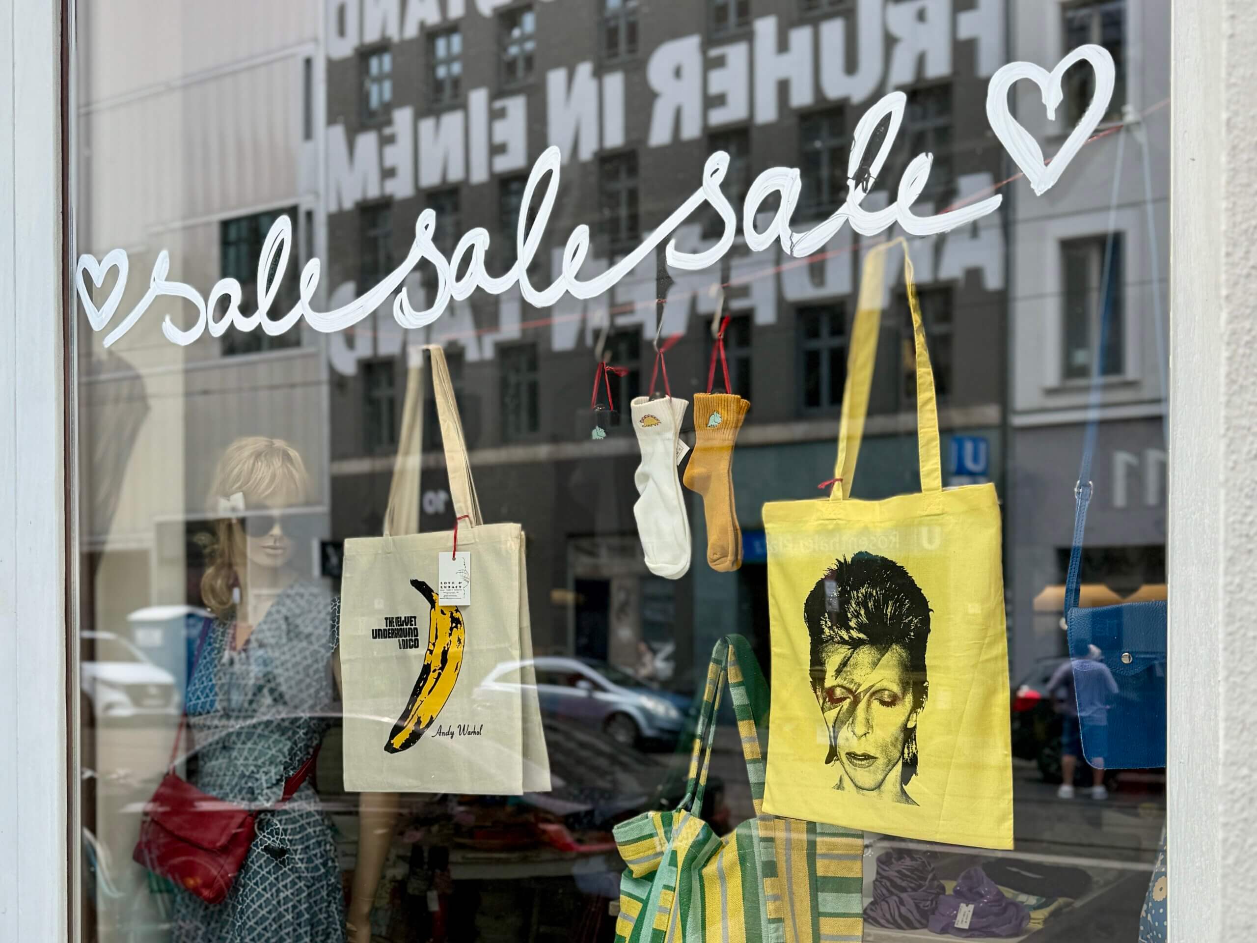 Berlin bei Regen: Boutique in Mitte (Brunnenstraße)