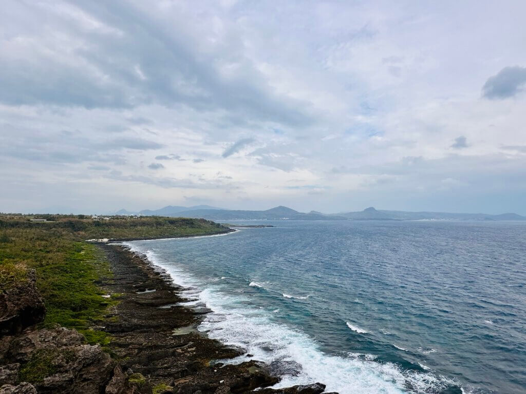 Blick auf die raue Küstenlandschaft und das Meer vom Maobitou Park im Kenting Nationalpark, Taiwan – Taiwan Rundreise
