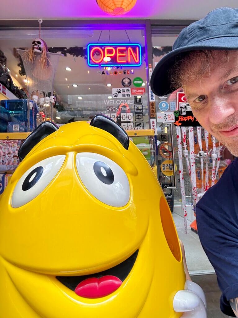 Selfie mit gelber Cartoon-Figur vor einem Geschäft in Taipeh – Taiwan Rundreise