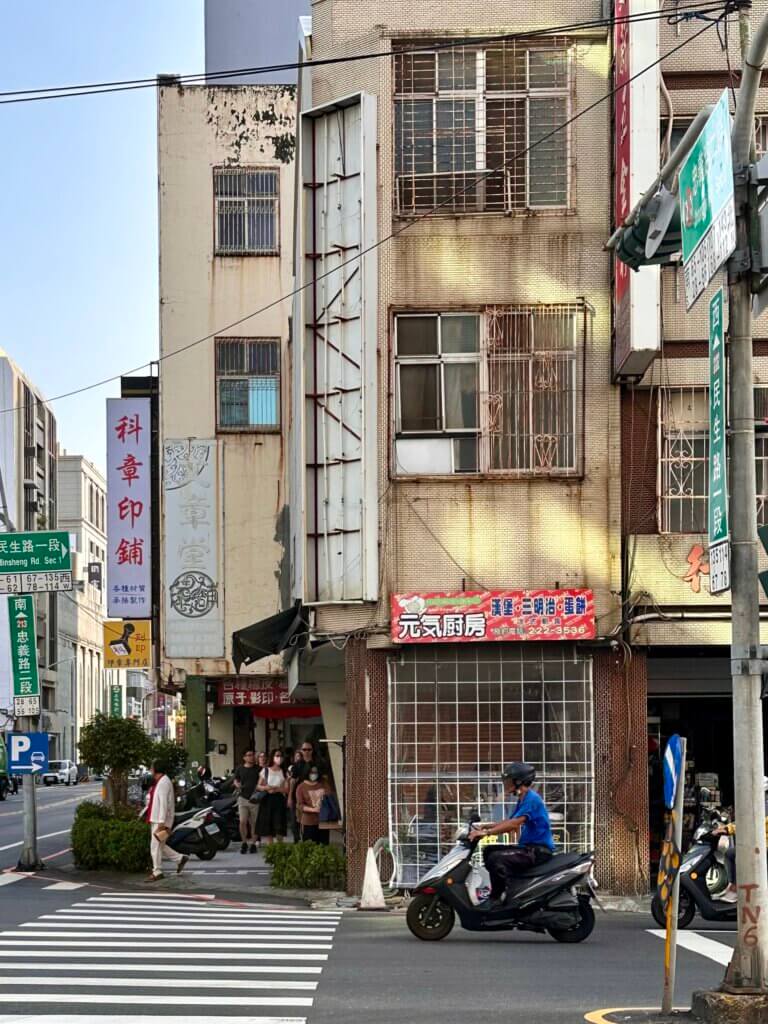 Straßenszene mit Motorrollern und Fußgängern im Zentrum von Tainan, Taiwan – Taiwan Rundreise
