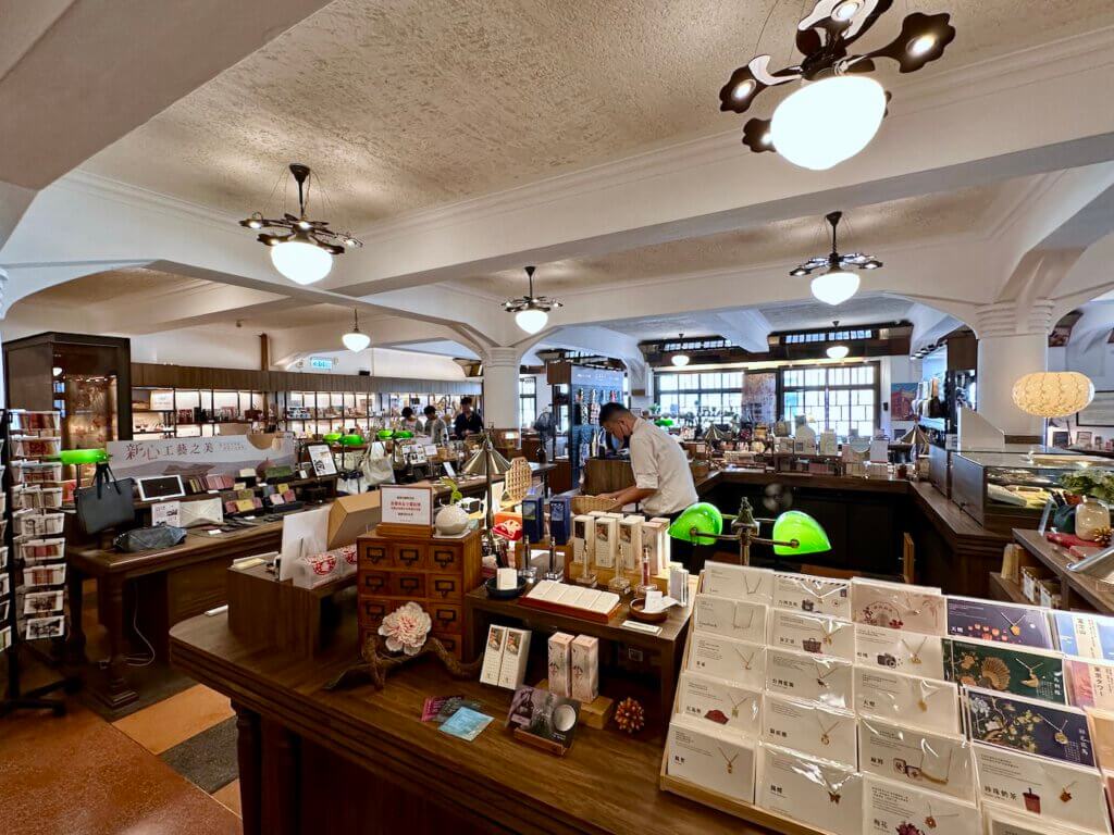 Innenansicht des historischen Hayashi Department Store im Art-Déco-Stil in Tainan, Taiwan – Taiwan Rundreise