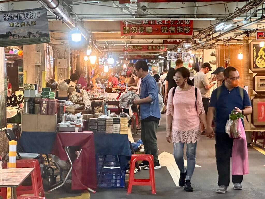 Stände mit Schmuck und Kunsthandwerk im Jianguo Jade Market in Taipeh – Taiwan Rundreise