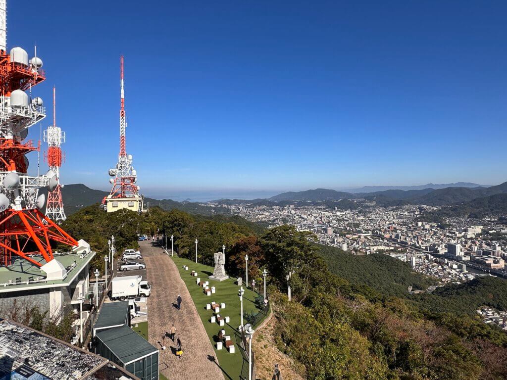 Weitblick über Nagasaki von der Aussichtsplattform des Inasayama mit Sendemasten im Vordergrund.
