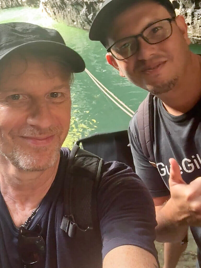 Selfie mit einem lokalen Guide am Green Canyon in Pangandaran auf Java während einer privaten Tour.