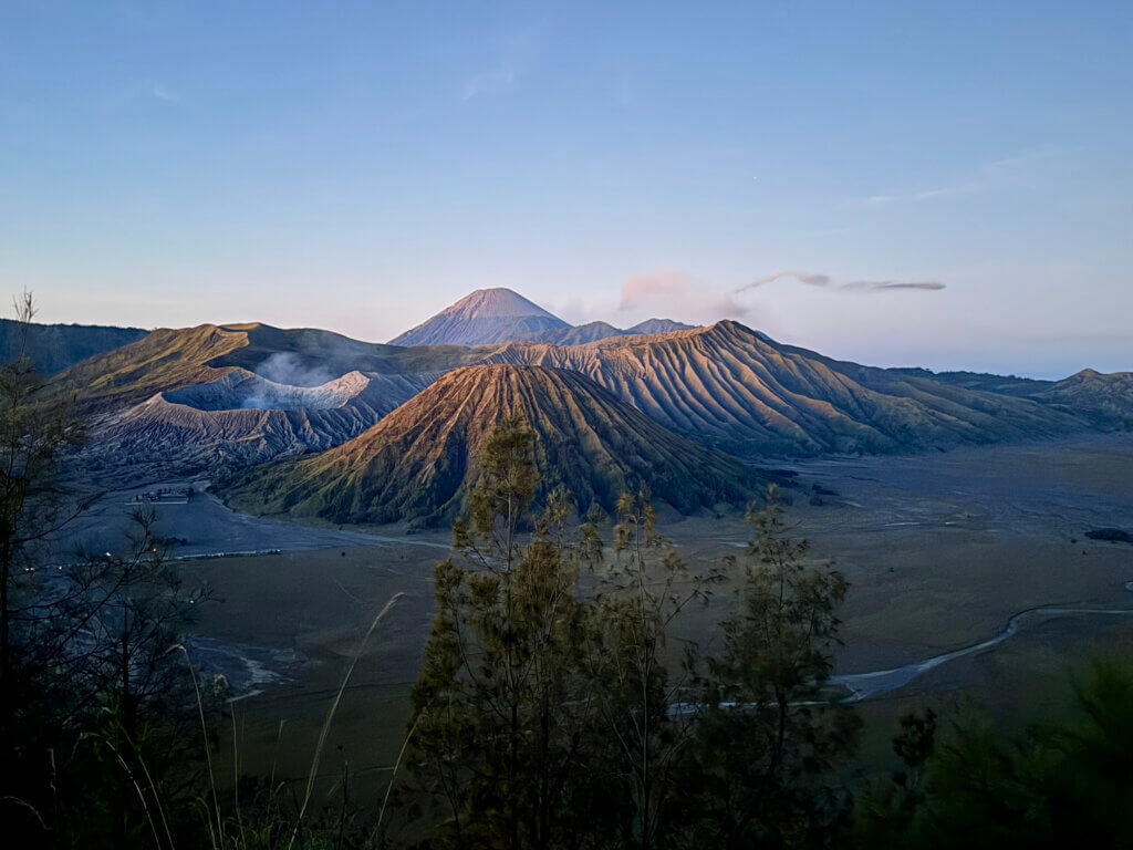 Sonnenaufgang am Mount Bromo, mit Blick auf den Vulkan Bromo und den Semeru im Hintergrund.