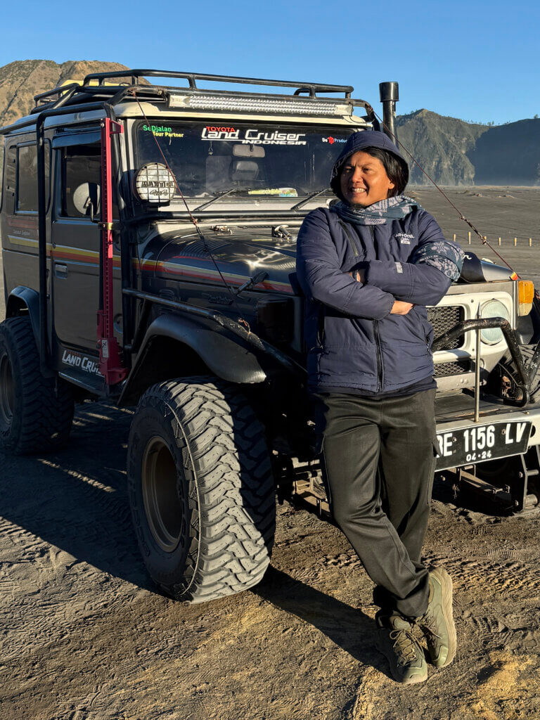Lokaler Fahrer mit Toyota Land Cruiser vor einer Mount-Bromo-Tour