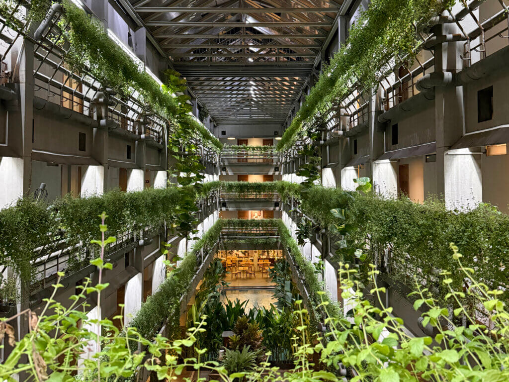 Innenhof des Greenhost Boutique Hotel in Yogyakarta auf Java, Indonesien.